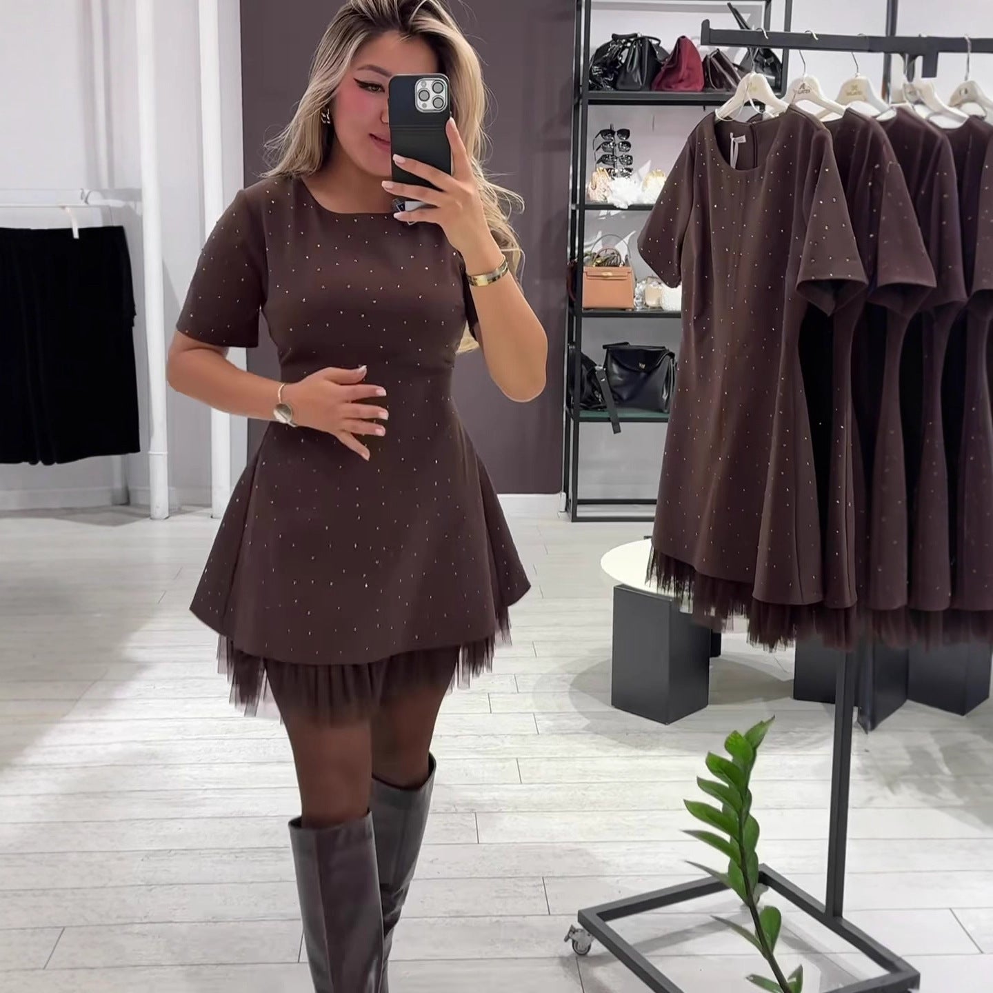 Vestido Curto Gola Redonda Slim Fit