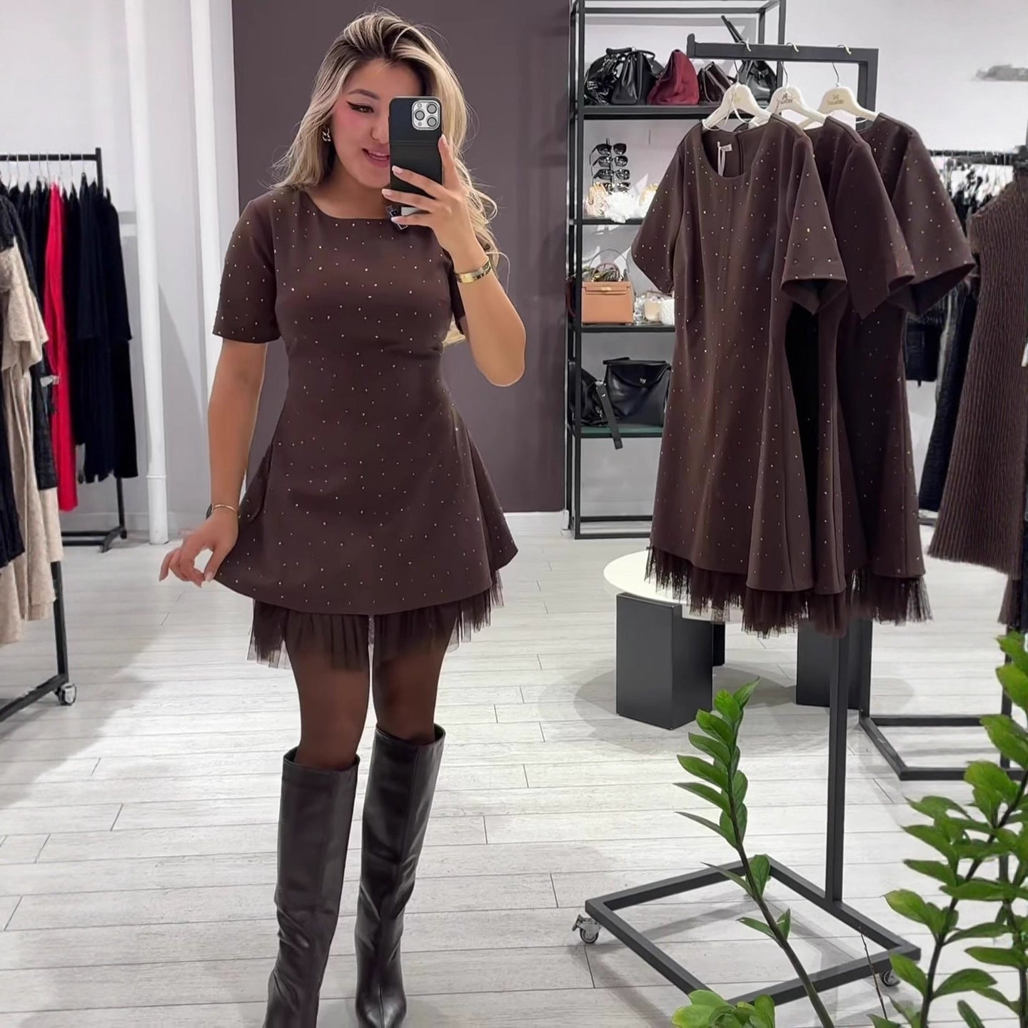 Vestido Curto Gola Redonda Slim Fit