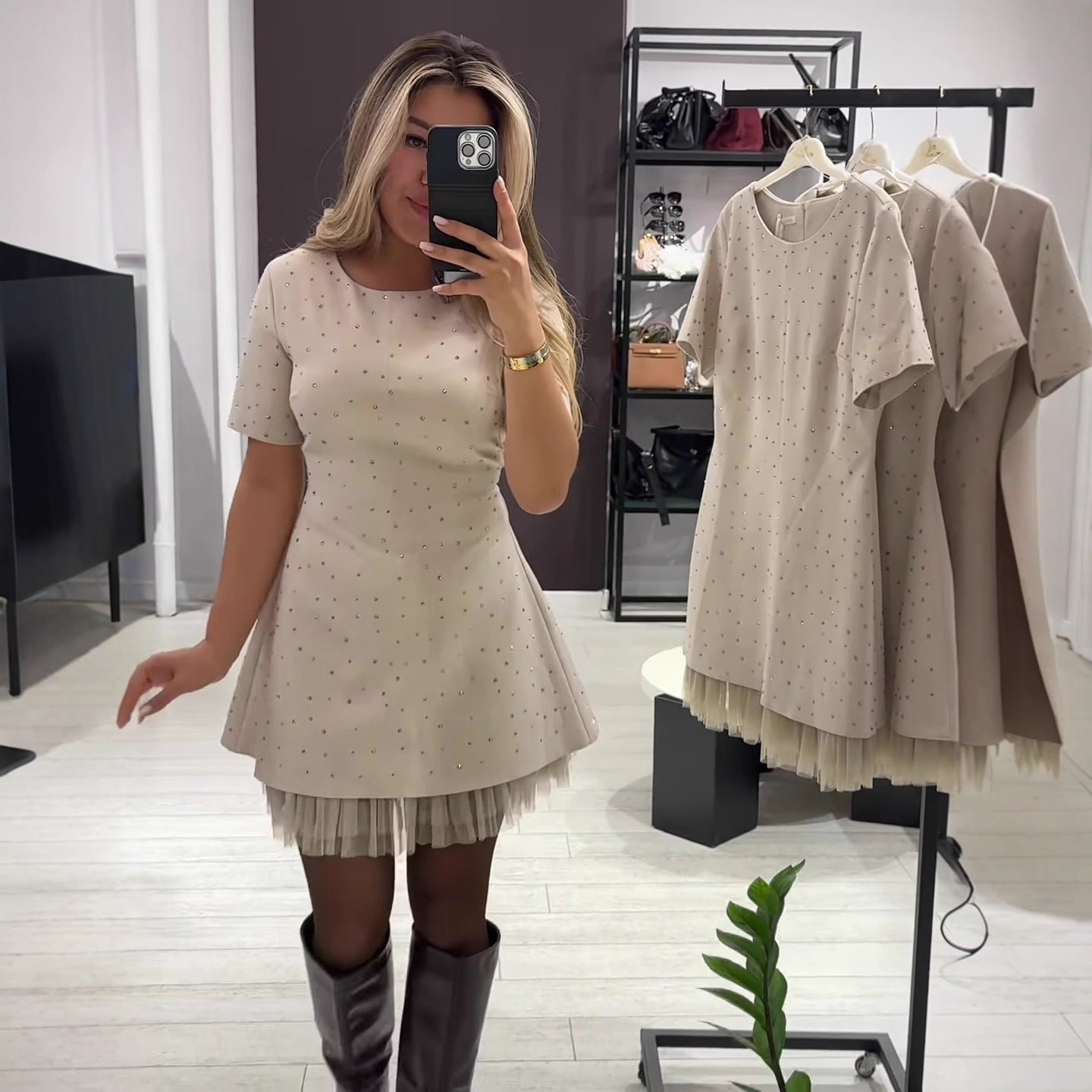 Vestido Curto Gola Redonda Slim Fit