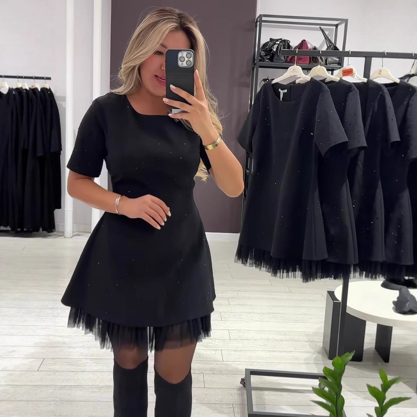 Vestido Curto Gola Redonda Slim Fit